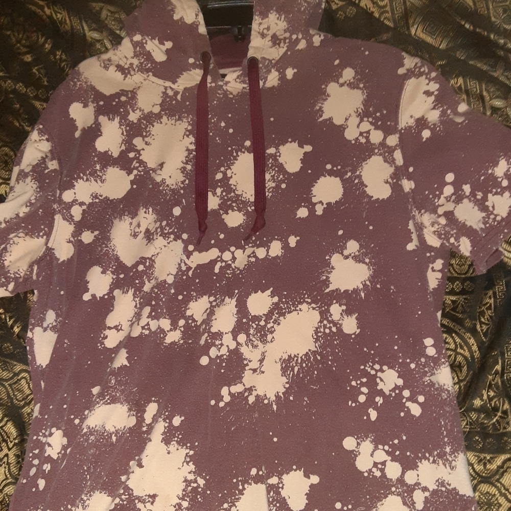 Splotchy beige and darkish red hoodie shirt